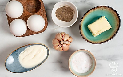 Промойте и обсушите яйца. Ополосните и очистите чеснок. Подготовьте кастрюлю.