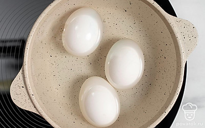 Отварите яйца в кипящей воде в течение 7-8 минут. После этого остудите и очистите их от скорлупы.