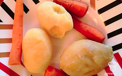 Подготовить все ингредиенты. Предварительно отварить картофель и морковь (примерно 45-50 минут после закипания). Очистить картофель и морковь. Отварить яйца в течение 10 минут после закипания.