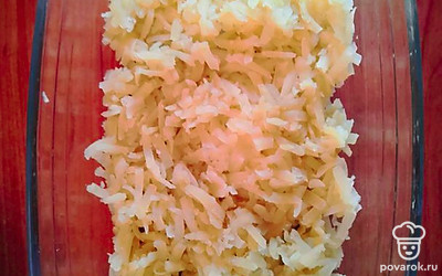 Натереть картофель на крупной терке. Выложить в форму.