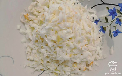 Почистить яйца. Отделить белок от желтка. Натереть белок на крупной терке.