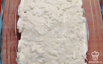 Выложить белок в форму, нанести слой майонеза.