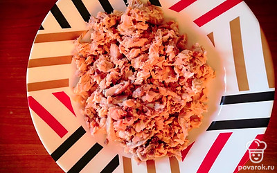 Разделать консервированную горбушу на мелкие кусочки.