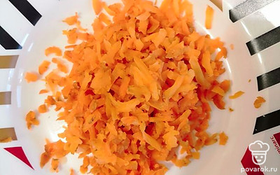 Натереть морковь на крупной терке.