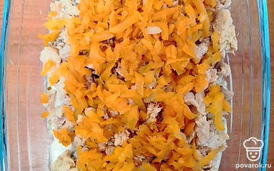 Выложить морковь в форму.