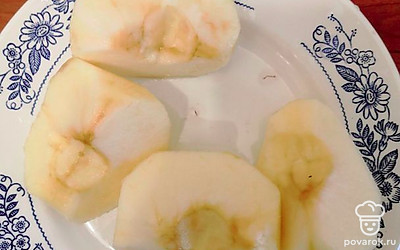 Очистить яблоко от кожуры и натереть на крупной терке.