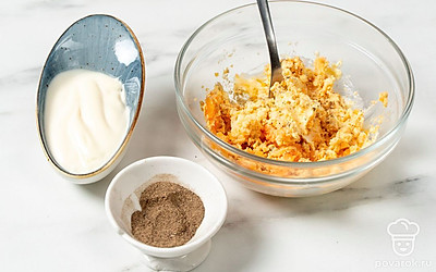 Добавьте в получившуюся яичную смесь майонез, соль и перец. Еще раз тщательно перемешайте, чтобы масса получилась однородной и пышной.