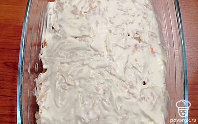 Нанести слой майонеза.