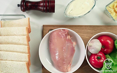 Проверьте все необходимые ингредиенты, помойте овощи и салат, промойте куриную грудку, подготовьте рабочую поверхность.