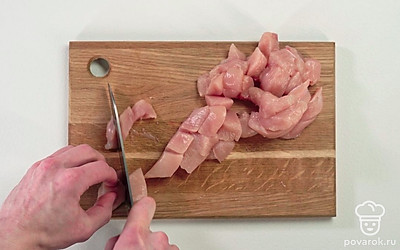 Нарежьте куриную грудку небольшими кусочками.