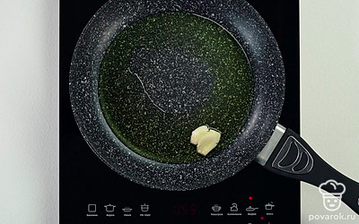 Разогрейте сковороду с добавлением оливкового масла. Добавьте раздавленные зубчики чеснока, чтобы масло приобрело чесночный аромат.