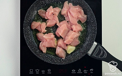 Переложите нарезанную курицу на сковороду.