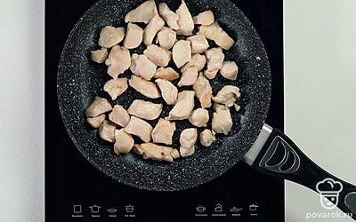 Обжарьте курицу до готовности в течение 7-10 минут.