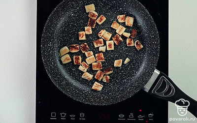 На предварительно разогретой сухой сковороде приготовьте сухарики для салата.