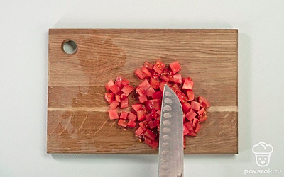 Выложите дно салатной тарелки салатом.