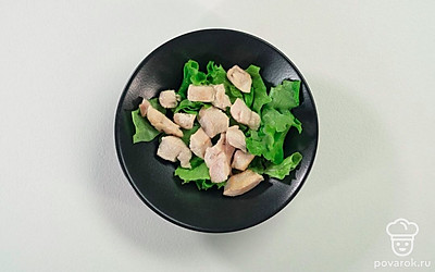 Переложите на салат готовую курицу.