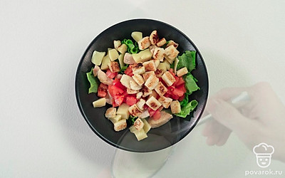 Добавьте сухарики.