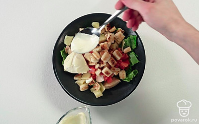 Заправьте салат майонезом.