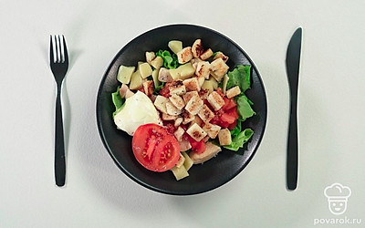 Подавайте салат на стол сразу, чтобы сухарики не впитали слишком много влаги и остались хрустящими. Приятного аппетита!