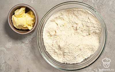 Выложите мягкое сливочное масло в миску с мукой. Разотрите ингредиенты в крошку.