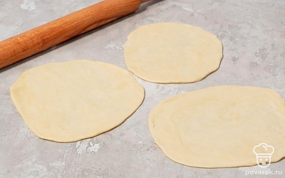 Разделите тесто на 8 кусочков. Каждый кусочек раскатайте в лепешку.