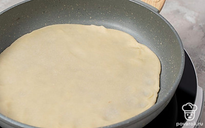 Разогрейте сухую антипригарную сковороду. Выложите на нее лепешку. Жарьте с обеих сторон по 2-3 минуты. То же самое повторите с остальными лепешками. 