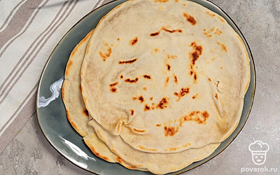 Готовые мексиканские тортильи подавайте на стол с горячим бульоном.