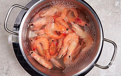 Отварите креветки в кипящей воде. Для этого понадобится 1-2 минуты. Остудите морепродукты, чтобы их можно было брать в руки и не обжечься.