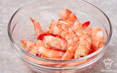 Очистите креветки от головы, панциря и внутренностей, оставив только хвостик. С ним готовое блюдо будет выглядеть красивее.