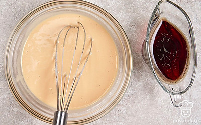 Взбейте в миске куриные яйца с солью и черным молотым перцем. Влейте пиво и добавьте муку. Перемешайте кляр венчиком.