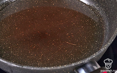 Влейте в сковороду растительное масло. Поставьте на плиту и разогрейте.