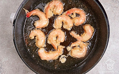 Обмакните каждую креветку в кляр и выложите на сковороду. Обжарьте морепродукты с двух сторон, пока они не приобретут золотистую корочку.