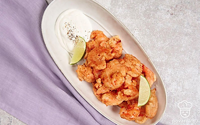 Подайте закуску из креветок вместе с чесночным соусом. Украсьте блюдо дольками лайма.