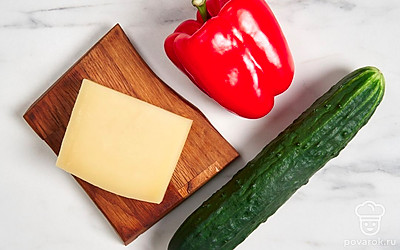 Вымойте овощи. Очистите перец от плодоножки, белых перегородок и семян. Подготовьте терку, пергаментную бумагу и несколько чашек.