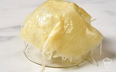 Переверните чашку вверх дном. Когда сыр будет готов, достаньте его, аккуратно выложите на чашку и придайте ему форму корзинки. Дождитесь остывания. Приготовьте таким образом остальные корзинки.