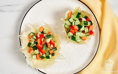 Подайте закуску на стол сразу после приготовления, пока сырные корзиночки не размокли.