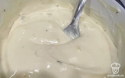 Приготовьте соус. Яйца отварите. 2 куриных желтка смешайте с растительным маслом, перцем, солью. Добавьте горчицу и майонез, по 1 чайной ложке. Перемешайте. Соус должен быть по консистенции как сметана.