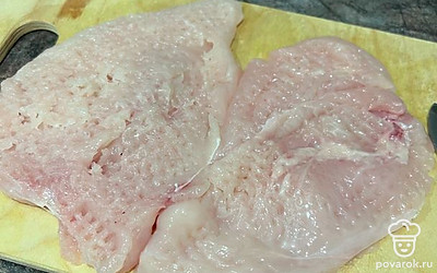 Филе промойте, высушите бумажными полотенцами. Разрежьте и отбейте в тонкий пласт. Посолите, поперчите и на раскаленной сковородке обжарьте до румяной корочки.