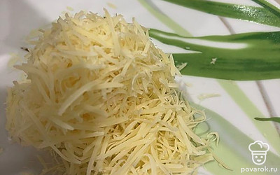 Сыр натрите на терке. Помидоры промойте и напополам разрежьте.