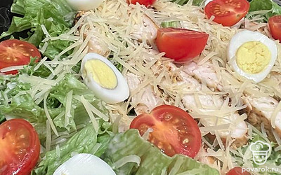 Соберите блюдо слоями. Листья салата, сверху сыр. Полейте соусом. Далее сыр. Мясо нарежьте на полоски и тоже отправьте в тарелку. Сверху помидоры. Можно есть.