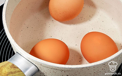 Выложите яйца в кастрюлю, залейте водой и поставьте на сильный огонь. Дайте воде закипеть, уменьшите огонь до среднего, отварите яйца 7-8 минут. Охладите яйца в ледяной воде в течение 10 минут, а затем очистите их от скорлупы.