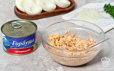 Разрежьте яйца вдоль, извлеките желтки. Разложите половинки белков на блюде срезами вверх. Переложите горбушу в миску, разомните вилкой. Добавьте к рыбе желтки, так же помните их вилкой. Мелко нарежьте репчатый лук, порубите укроп.