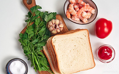 Ополосните овощи и зелень. Почистите чеснок и помидор. При необходимости разморозьте креветки, уберите голову, панцирь, внутренности и хвост. Подготовьте сотейник и сковороду.