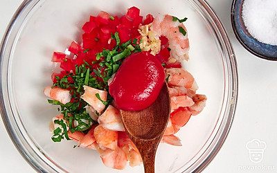 Заправьте начинку кетчупом и солью, тщательно перемешайте. Уберите получившуюся смесь в холодильник на 15 минут.