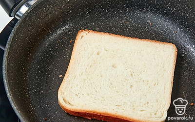 Разогрейте сковороду. Выложите на нее ломтики хлеба и подсушите их с обеих сторон до появления корочки.