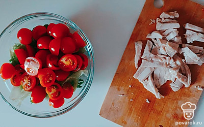 Курицу нарезаем ломтиками. 