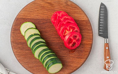 Нарежьте цукини и помидоры круглыми ломтиками толщиной около 1,5 см.