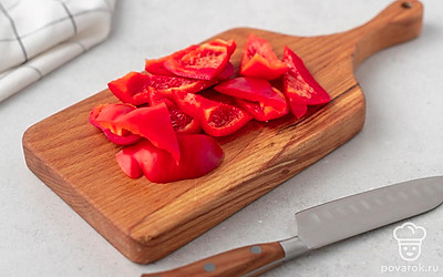 Нарежьте болгарский перец произвольными кусочками.