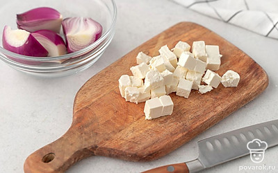 Измельчите луковицу на 4-6 частей. Нарежьте сыр фета кубиками со стороной примерно 1,5-2 см.