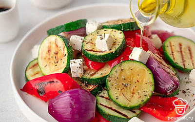 Посыпьте овощи солью и смесью сушеных итальянских трав. Полейте винным уксусом и оливковым маслом.